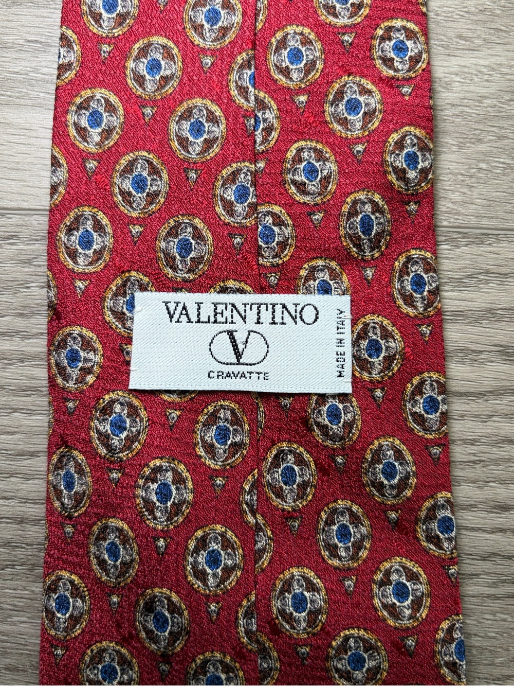 Vintage Valentino Cravatte Red Silk Geometric Medallion Neck Tie Made in Italy - Picture 2 of 9